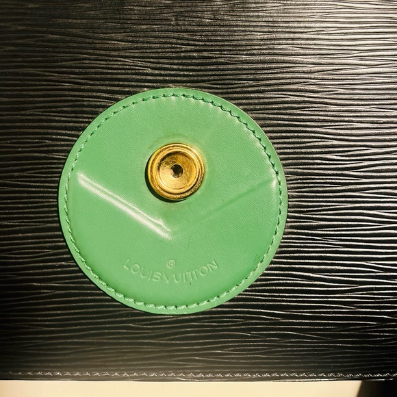 Louis Vuitton (LV) Green and Black Epi - Picture 6 of 12